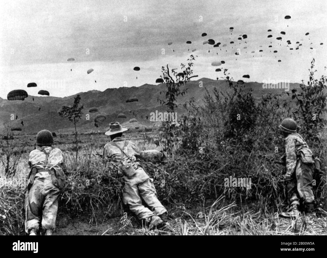 Vietnam: French paratroopers dropping on Dien Bien Phu, November 1953.  The Battle of Dien Bien Phu (French: Bataille de Dien Bien Phu; Vietnamese: Chien dich Dien Bien Phu) was the climactic confrontation of the First Indochina War between the French Union's French Far East Expeditionary Corps and Viet Minh communist revolutionaries. The battle occurred between March and May 1954 and culminated in a comprehensive French defeat that influenced negotiations over the future of Indochina at Geneva. Stock Photo