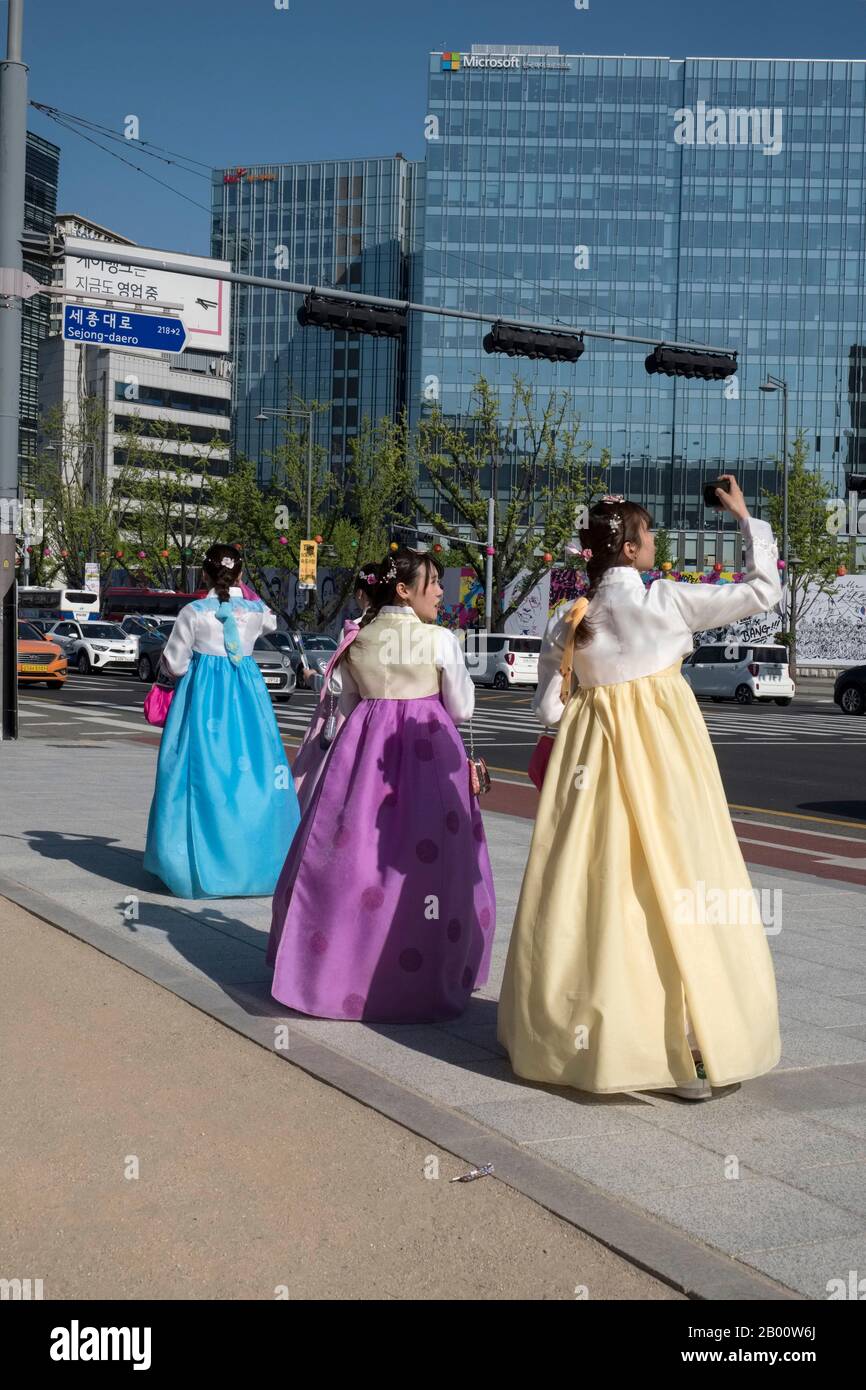 South Korea, Seoul: Korean girls wearing hanbok, traditional Korean dress Stock Photo