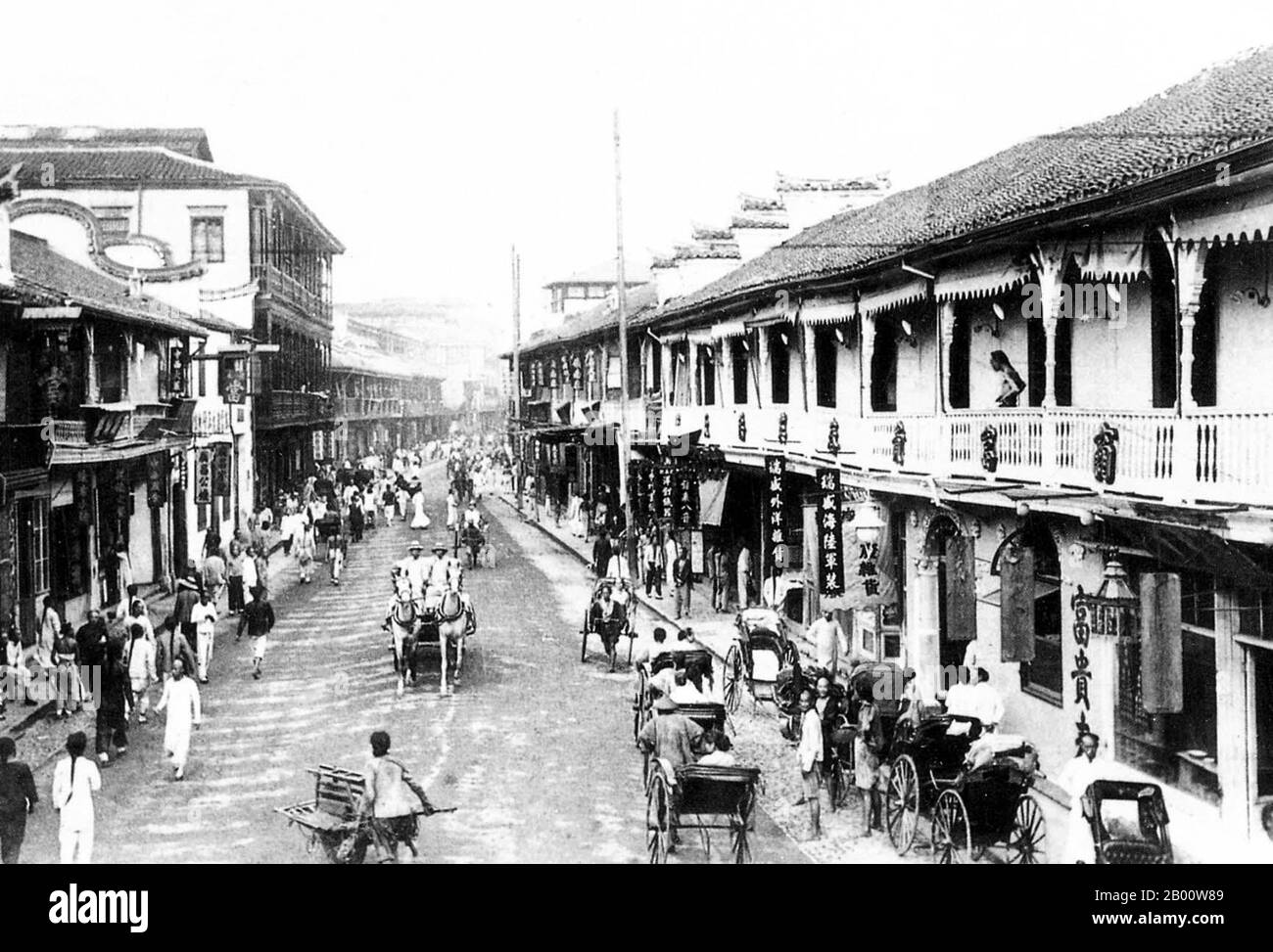 China: Horse and traps on Shanghai's Fuzhou Road, c. 1900.  International attention to Shanghai grew in the 19th century due to its economic and trade potential at the Yangtze River. During the First Opium War (1839–1842), British forces temporarily held the city. The war ended with the 1842 Treaty of Nanjing, opening Shanghai and other ports to international trade.  In 1863, the British settlement, located to the south of Suzhou creek (Huangpu district), and the American settlement, to the north of Suzhou creek (Hongkou district), joined in order to form the International Settlement. Stock Photo