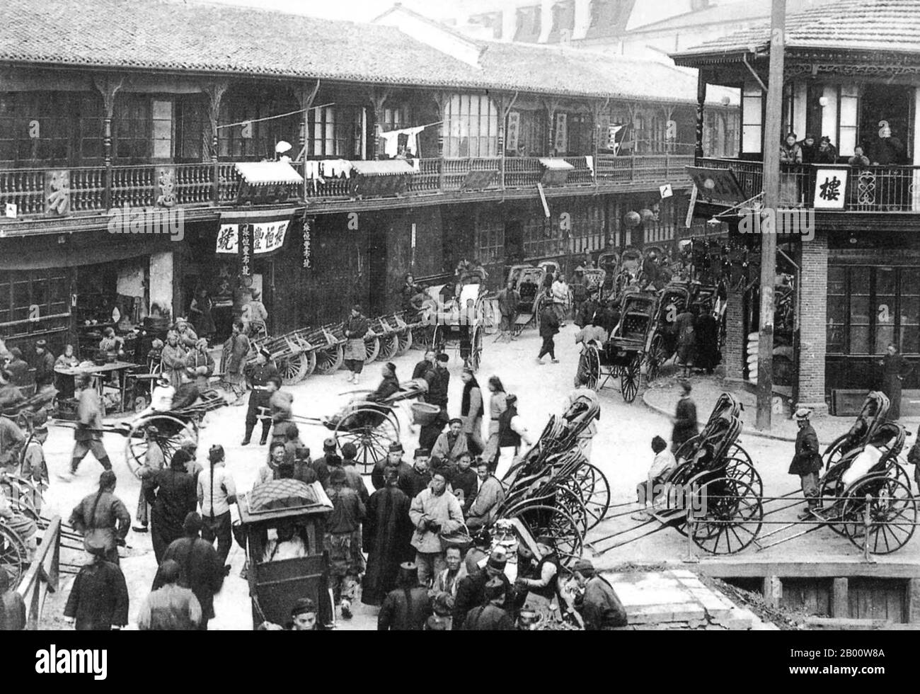 China: Rickshaws at Shanghai Old Town, North Gate area, c. 1911.  International attention to Shanghai grew in the 19th century due to its economic and trade potential at the Yangtze River. During the First Opium War (1839–1842), British forces temporarily held the city. The war ended with the 1842 Treaty of Nanjing, opening Shanghai and other ports to international trade.  In 1863, the British settlement, located to the south of Suzhou creek (Huangpu district), and the American settlement, to the north of Suzhou creek (Hongkou district), joined in order to form the International Settlement. Stock Photo