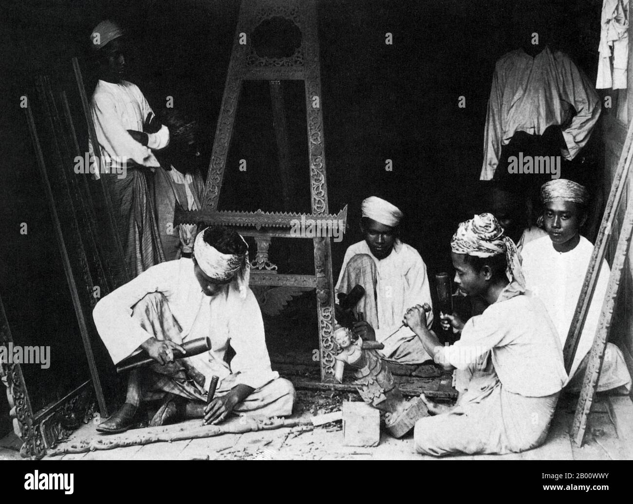 Burma/Myanmar: A 1903 photograph of craftsmen carving wood in a workshop in Kengtung, Shan State.  Located in the northeast of the country, Shan State covers one-quarter of Burma’s land mass. It was traditionally separated into principalities and is mostly comprised of ethnic Shan, Burman Pa-O, Intha, Taungyo, Danu, Palaung and Kachin peoples. Stock Photo
