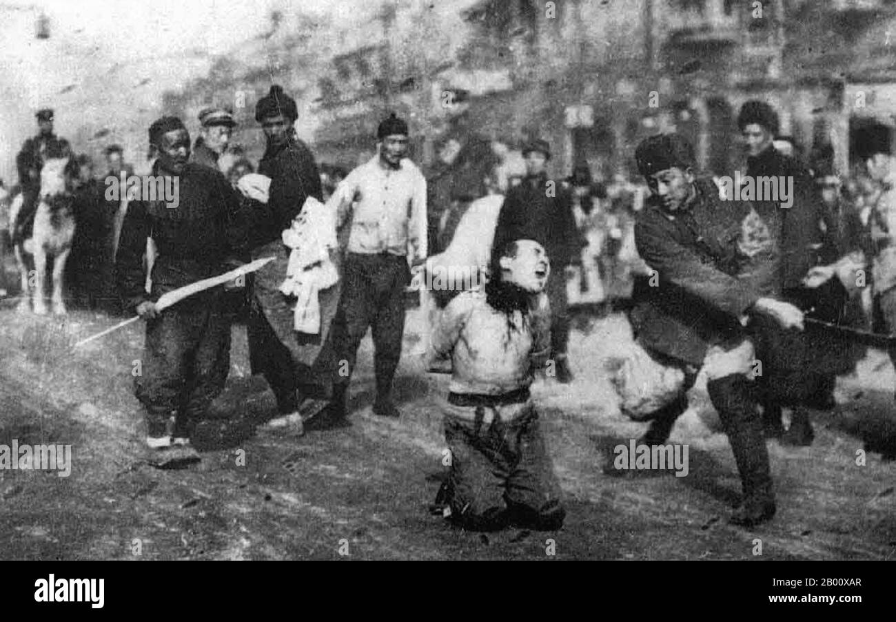 China: Street execution by beheading of a Chinese communist by rightist soldiers, Shanghai, 1927.  The Shanghai Terror: In 1927, communists tried to end foreign rule, officially supported by the gangsters and the Kuomintang (KMT) nationalists. Leaders of the Green Gang however entered into informal alliances with Chiang Kai-shek and the Shanghailander capitalists acted against the communists and organised labour unions. The nationalists had cooperated with gang leaders since the revolution of 1911. Many communists were killed in a major gangster surprise attack in April 1927 in Shanghai. Stock Photo