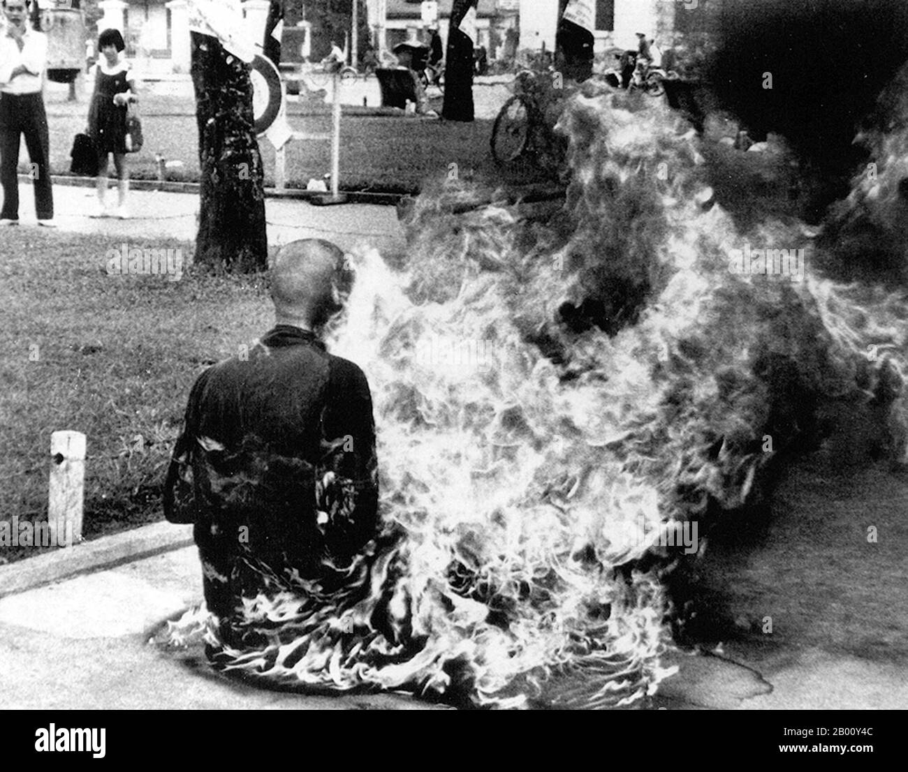 Vietnam: A Buddhist monk burns himself to death, Saigon, 1963.  Buddhist monks, especially from Hue in Central Vietnam, but also from other locations including Saigon, practiced self-immolation to protest the division of Vietnam into north and south, the authoritarian nature of consecutive South Vietnamese regimes, and South Vietnamese involvement with the United States of America. Stock Photo