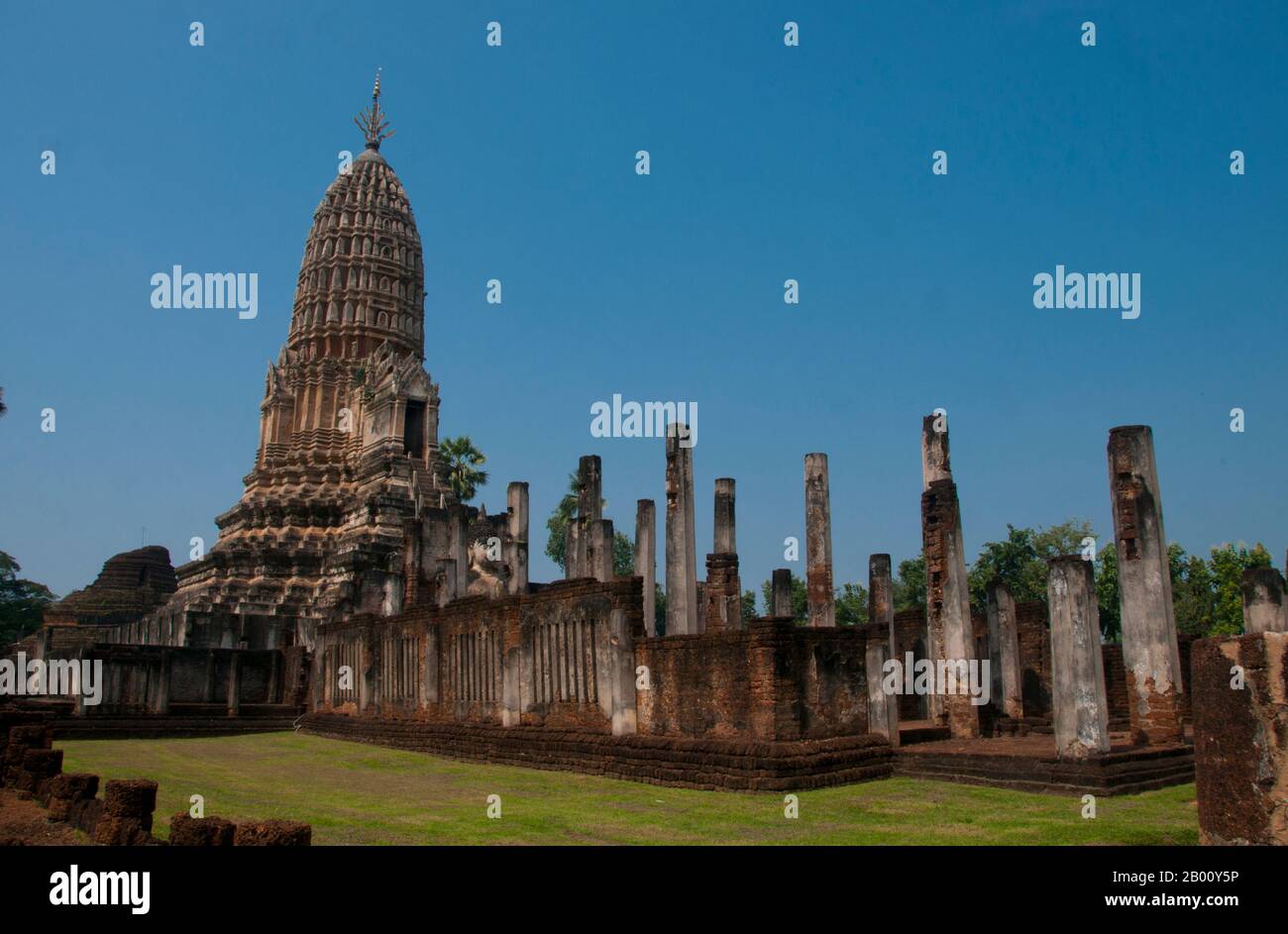 Thailand: Wat Phra Si Rattana Mahathat Chaliang, Si Satchanalai Historical Park.  Si Satchanalai was built between the 13th and 15th centuries and was an integral part of the Sukhothai Kingdom. It was usually administered by family members of the Kings of Sukhothai. Stock Photo