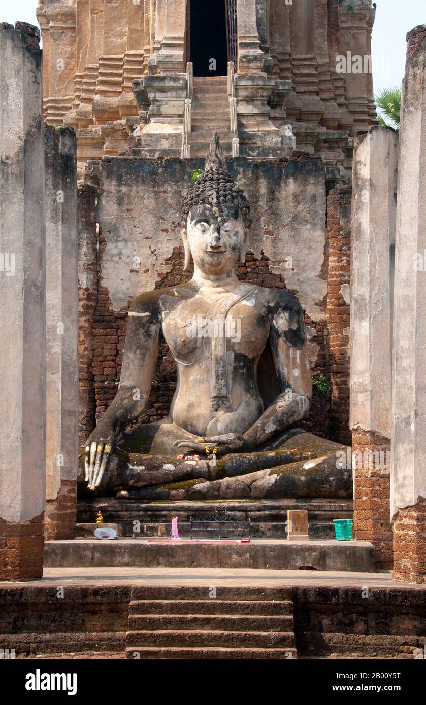 Thailand: Buddha, Wat Phra Si Rattana Mahathat Chaliang, Si Satchanalai Historical Park.  Si Satchanalai was built between the 13th and 15th centuries and was an integral part of the Sukhothai Kingdom. It was usually administered by family members of the Kings of Sukhothai. Stock Photo