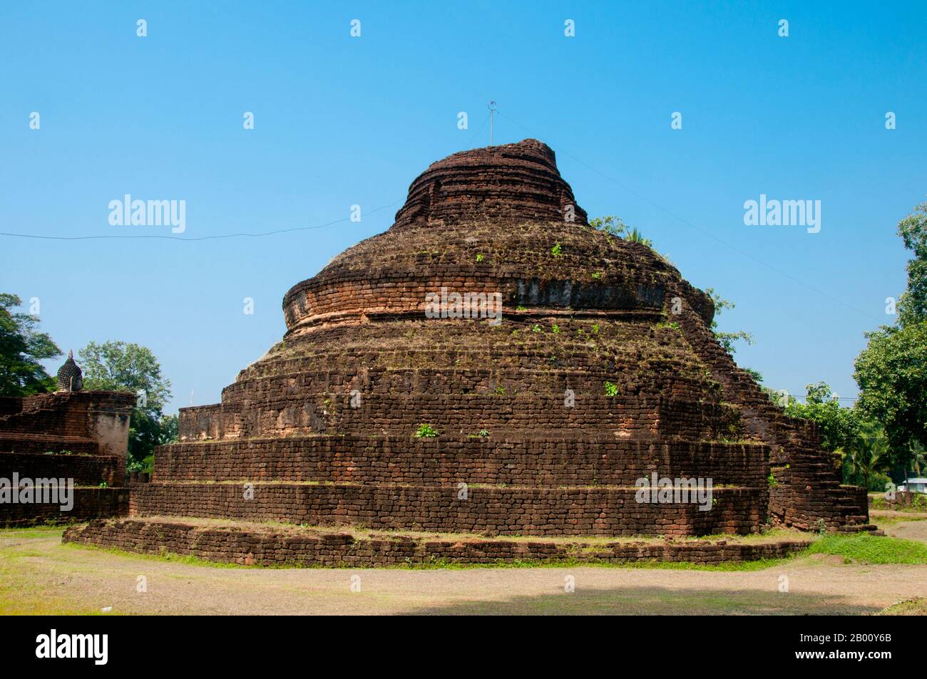 Thailand: Chedi behind Wat Phra Si Rattana Mahathat Chaliang, Si Satchanalai Historical Park.  Si Satchanalai was built between the 13th and 15th centuries and was an integral part of the Sukhothai Kingdom. It was usually administered by family members of the Kings of Sukhothai. Stock Photo