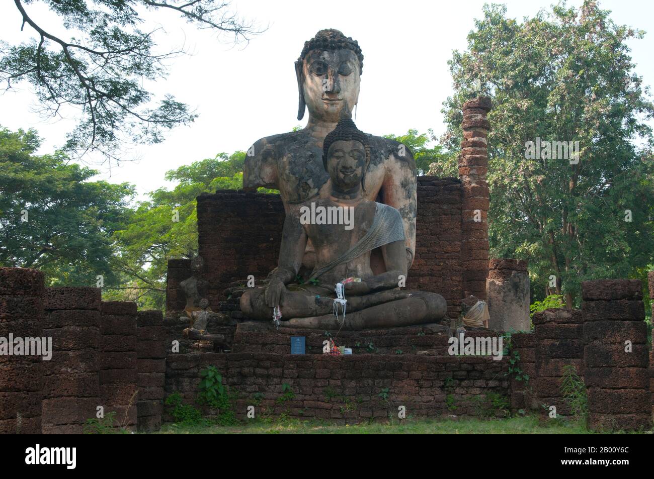 Thailand: Buddha, Wat Phra Si Rattana Mahathat Chaliang, Si Satchanalai Historical Park.  Si Satchanalai was built between the 13th and 15th centuries and was an integral part of the Sukhothai Kingdom. It was usually administered by family members of the Kings of Sukhothai. Stock Photo