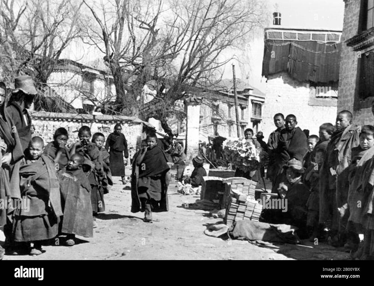 China/Tibet: A street scene in Lhasa, c. 1932. Photo by Ernst Schafer (1910-1992)/Bundesarchiv, Bild 135-S-10-15-27 (CC BY-SA 3.0 License).  Tibetan Buddhist monks and novices photographed by the German Tibet Expedition c. 1932. Stock Photo