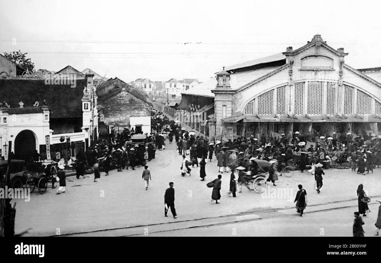 Vietnam: Dong Xuan Market, Hanoi (early 20th century).  Originally built by the French administration in 1889 in Old Quarter of Hanoi when the city's two main marketplaces, one at Hang Duong Street and the other at Hang Ma Street, were closed. The most recognizable feature of the market was the 5-arch entrance corresponding to Dong Xuan Market's five domes. Dong Xuan Market has been renovated several times since, the latest in 1994 after a fire almost destroyed the market. Nowadays, Dong Xuan Market is the largest covered market in Hanoi. Stock Photo