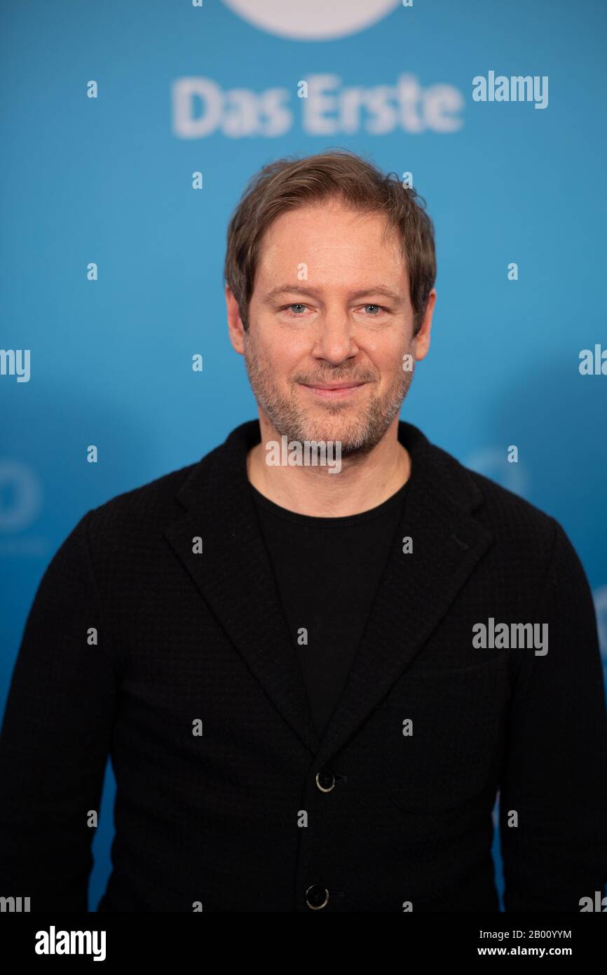 Hamburg, Germany. 17th Feb, 2020. Director and scriptwriter Florian Gallenberger, taken during a photo session for the film 'Der Überläufer'. The first shows the filming as a two-part film on 8 April and 10 April 2020. Credit: Daniel Reinhardt/dpa/Alamy Live News Stock Photo