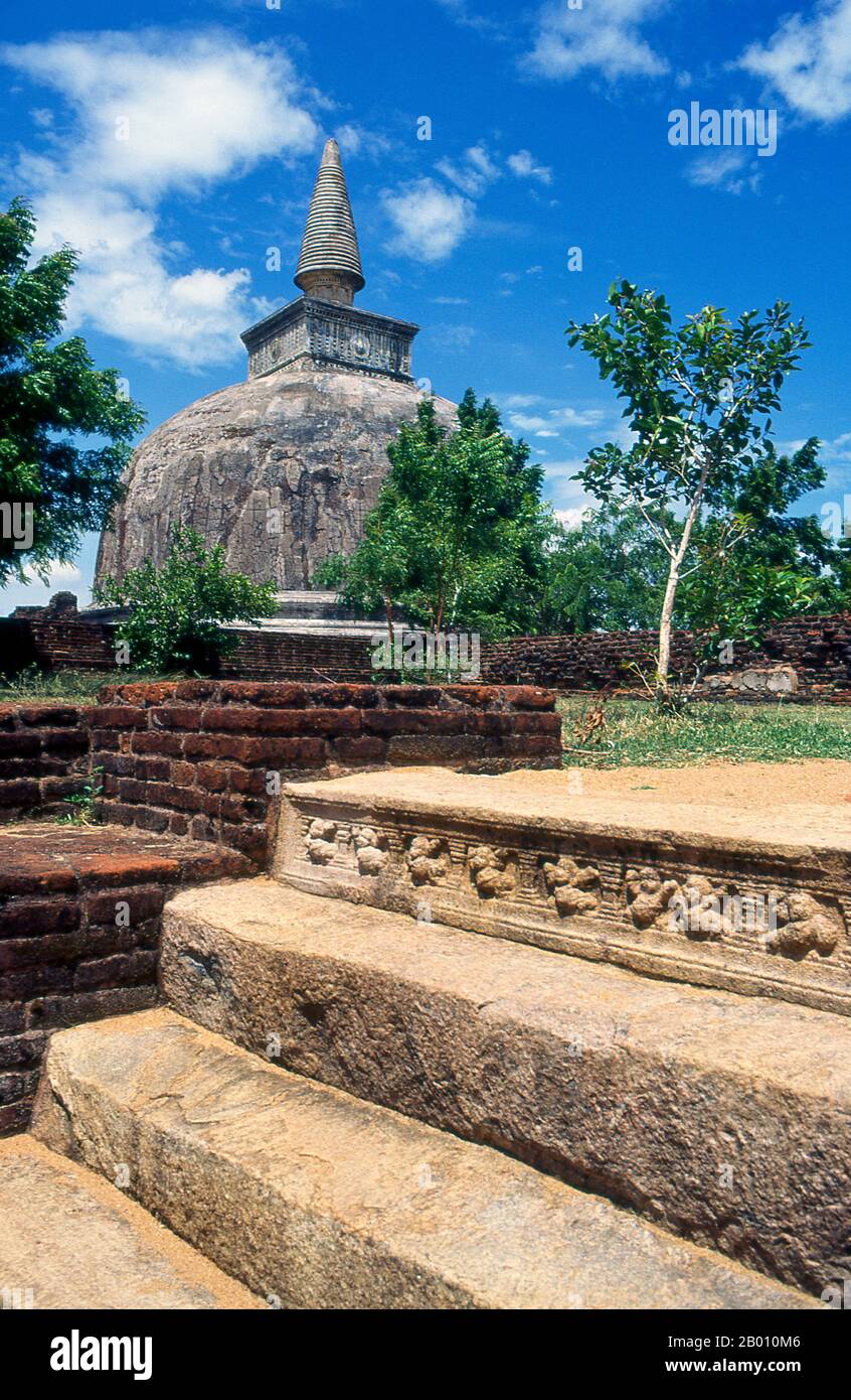 Sri Lanka: Kiri Vehera, Polonnaruwa.  Kiri Vehera was built by Queen Subhadra, wife of King Parakramabahu, in the 12th century.  Polonnaruwa, the second most ancient of Sri Lanka's kingdoms, was first declared the capital city by King Vijayabahu I, who defeated the Chola invaders in 1070 CE to reunite the country under a national  leader. Stock Photo