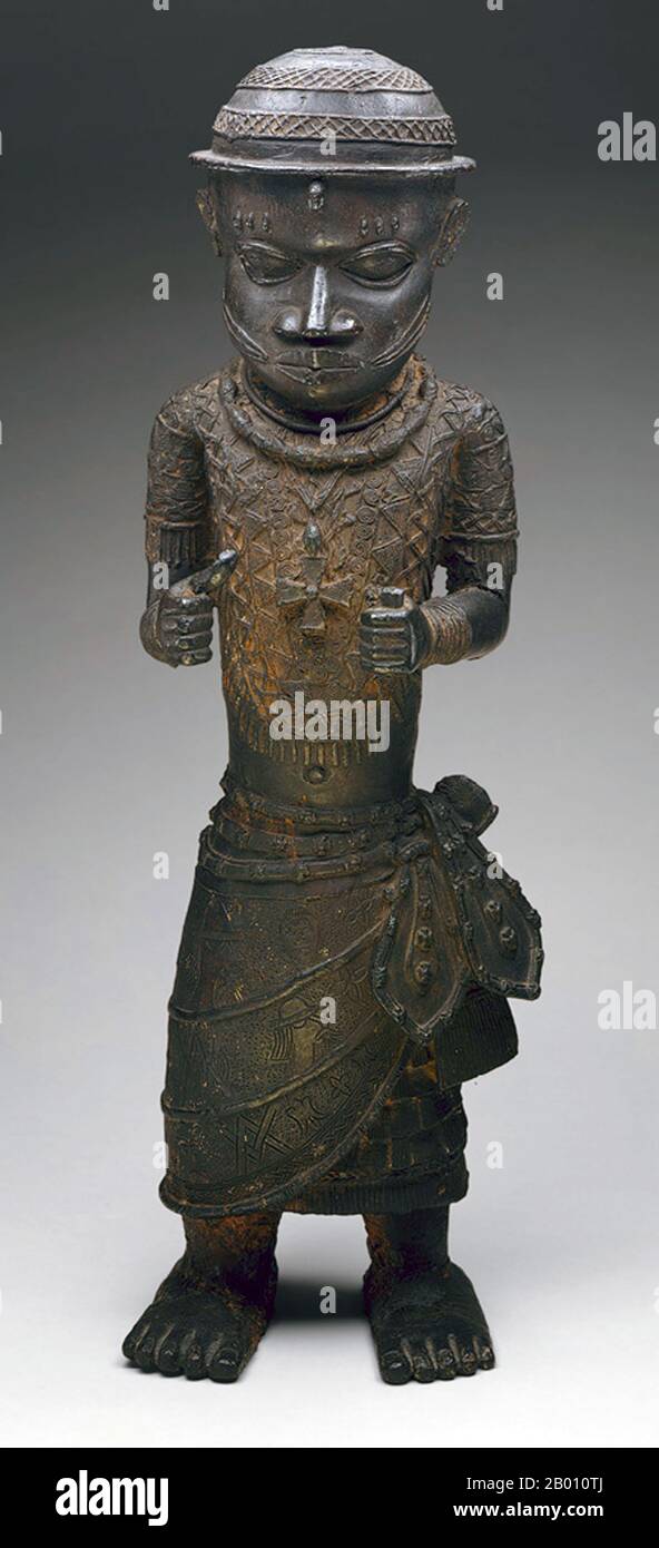 Nigeria: Bronze figure of a standing court official, Kingdom of Benin.  The Benin Empire (1440–1897) was a pre-colonial African state in what is now modern Nigeria. It is not to be confused with the modern-day country called Benin (and formerly called Dahomey). Stock Photo