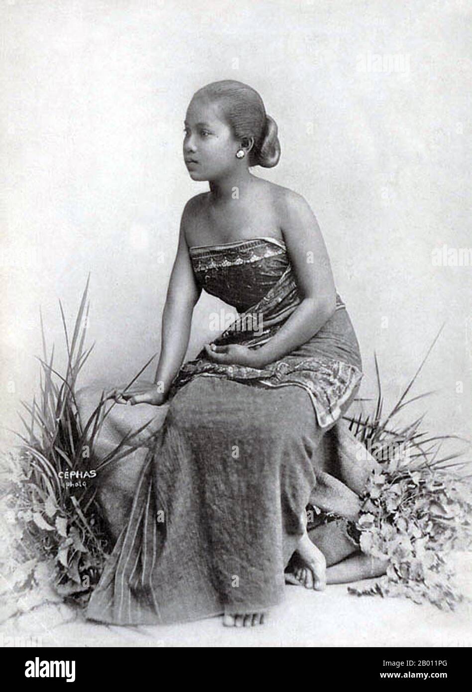 Indonesia: Javanese woman posing in a sarong, photo by Kassian Cephas (1846-1912), late 19th century. Stock Photo
