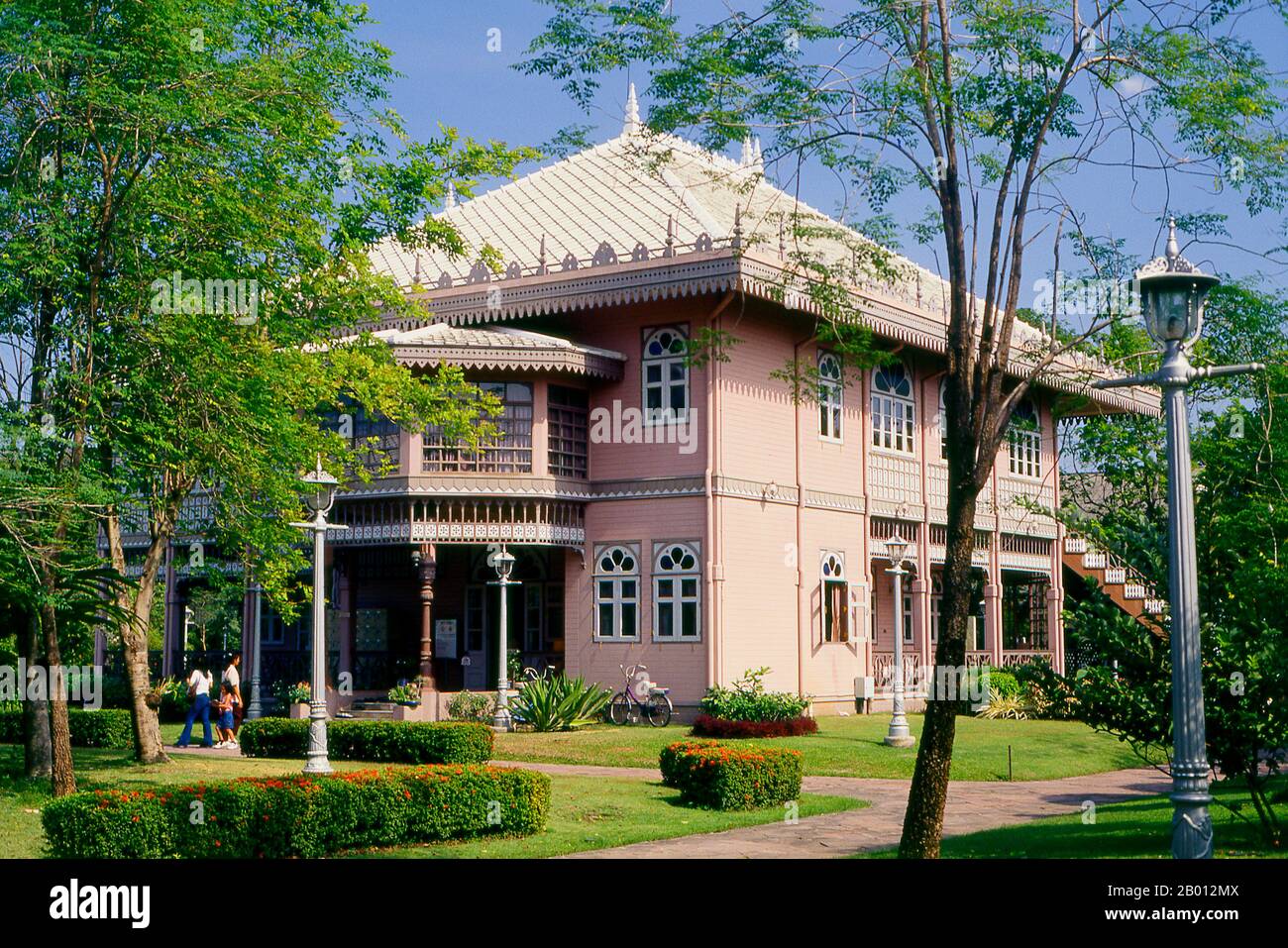 Thailand: Suan Si Ruedu (Four Seasons Garden Villa), Vimanmek Mansion, Dusit Park, Bangkok.  Suan Si Ruedu was the royal residence of Queen Saovabha Phongsri (Queen Consort of Thailand) and Princess Valaya Alongkorn (daughter of King Chulalongkorn).  The Vimanmek Mansion is a former royal palace and is also known as the Vimanmek Teak Mansion or Vimanmek Palace.  Vimanmek Mansion was built in 1900 by King Rama V (King Chulalongkorn) by having the Munthatu Rattanaroj Residence in Chuthathuj Rachathan at Ko Sichang, Chonburi, dismantled and reassembled in Dusit Garden. Stock Photo