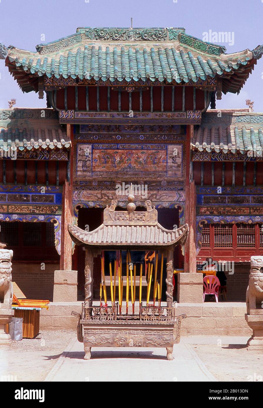 China: Outer wall tower next to the front gate, Jiayuguan Fort, Jiayuguan, Gansu.  Jiayuguan, the ‘First and Greatest Pass under Heaven’, was completed in 1372 on the orders of Zhu Yuanzhang, the first Ming Emperor (1368-1398), to mark the end of the Ming Great Wall. It was also the very limits of Chinese civilisation, and the beginnings of the outer ‘barbarian’ lands. For centuries the fort was not just of strategic importance to Han Chinese, but of cultural significance as well. This was the last civilised place before the outer darkness. Stock Photo