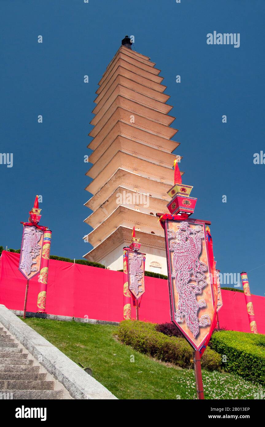 China: San Ta Si (Three Pagodas), Chongsheng Monastery, Dali, Yunnan.  The Three Pagodas (the symbols of Dali) are an ensemble of three independent pagodas just north of the town of Dali dating from the time of the Nanzhao kingdom and the Kingdom of Dali.  Dali is the ancient capital of both the Bai kingdom Nanzhao, which flourished in the area during the 8th and 9th centuries, and the Kingdom of Dali, which reigned from 937-1253. Situated in a once significantly Muslim part of South China, Dali was also the center of the Panthay Rebellion against the reigning Qing Dynasty (1856-1863). Stock Photo