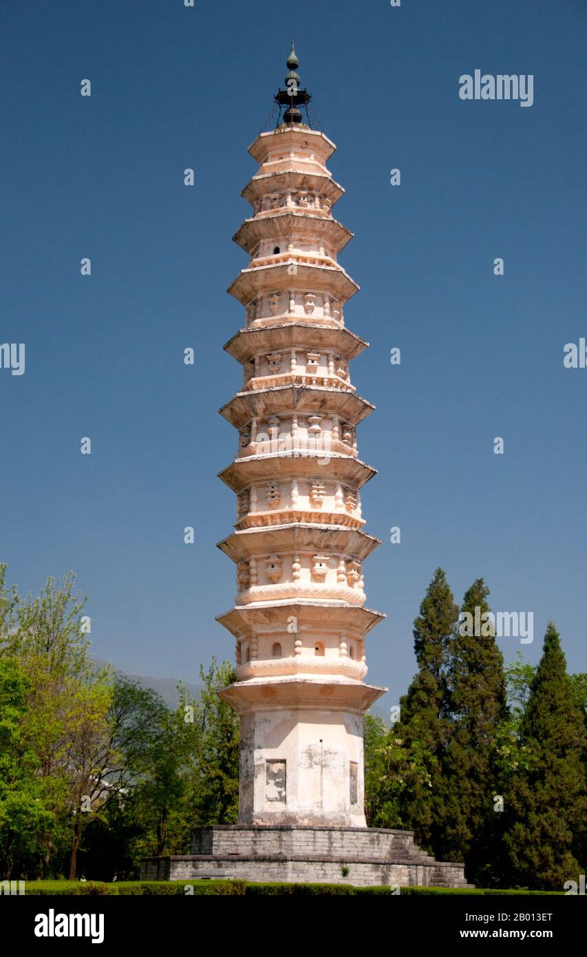 China: San Ta Si (Three Pagodas), Chongsheng Monastery, Dali, Yunnan.  The Three Pagodas (the symbols of Dali) are an ensemble of three independent pagodas just north of the town of Dali dating from the time of the Nanzhao kingdom and the Kingdom of Dali.  Dali is the ancient capital of both the Bai kingdom Nanzhao, which flourished in the area during the 8th and 9th centuries, and the Kingdom of Dali, which reigned from 937-1253. Situated in a once significantly Muslim part of South China, Dali was also the center of the Panthay Rebellion against the reigning Qing Dynasty (1856-1863). Stock Photo