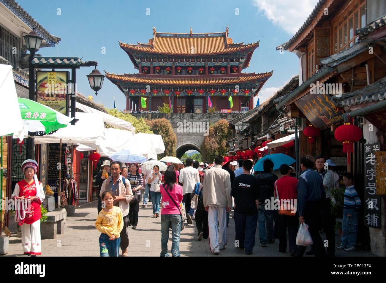 China: Tonghaimen (South Gate), Old City, Dali, Yunnan.  Dali is the ancient capital of both the Bai kingdom Nanzhao, which flourished in the area during the 8th and 9th centuries, and the Kingdom of Dali, which reigned from 937-1253. Situated in a once significantly Muslim part of South China, Dali was also the center of the Panthay Rebellion against the reigning imperial Qing Dynasty from 1856-1863.  The old city was built during Ming Dynasty emperor Hongwu's reign (1368–1398). Stock Photo