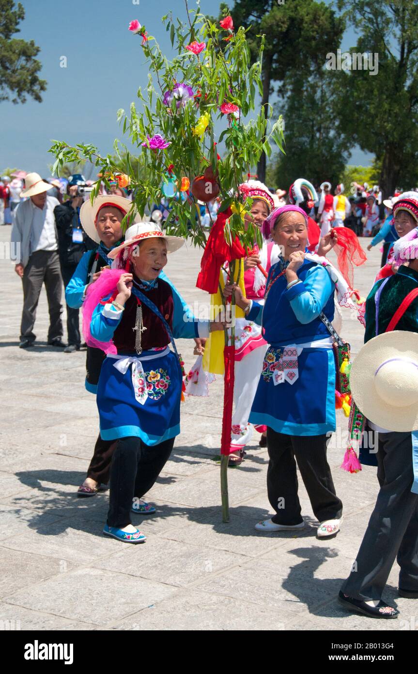 China: Bai women dancing at the Bai music and dance festival at San Ta Si (Three Pagodas), Dali, Yunnan.  The Bai or Baip are one of the 56 ethnic groups officially recognized by the People's Republic of China. Bai people live mostly in the provinces of Yunnan (Dali area), and in neighboring Guizhou (Bijie area) and Hunan (Sangzhi area) provinces.  Dali is the ancient capital of both the Bai kingdom Nanzhao, which flourished in the area during the 8th and 9th centuries, and the Kingdom of Dali, which reigned from 937-1253. Dali is situated in a once significantly Muslim part of South China. Stock Photo