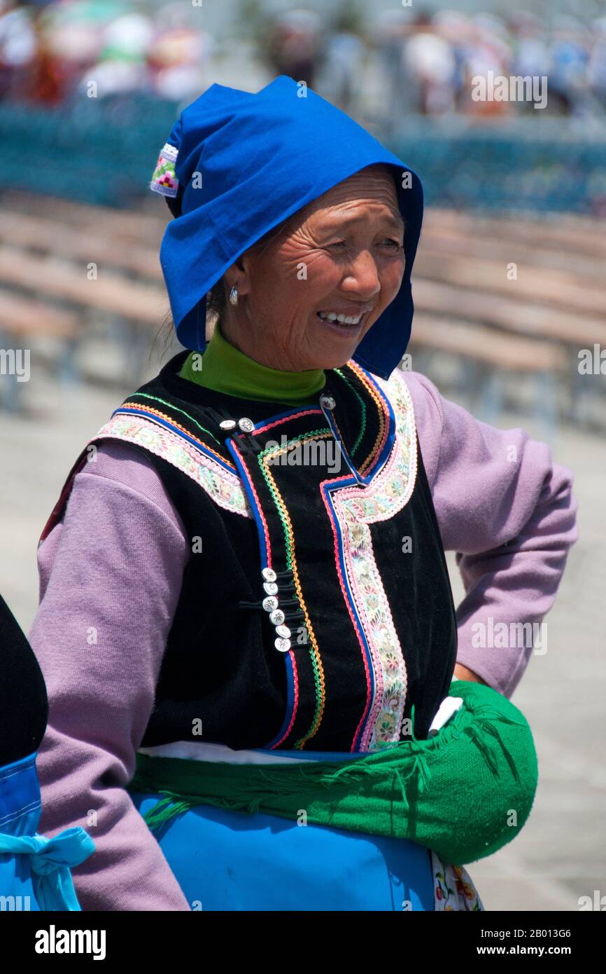 China: Bai woman dancing at the Bai music and dance festival at San Ta Si (Three Pagodas), Dali, Yunnan.  The Bai or Baip are one of the 56 ethnic groups officially recognized by the People's Republic of China. Bai people live mostly in the provinces of Yunnan (Dali area), and in neighboring Guizhou (Bijie area) and Hunan (Sangzhi area) provinces.  Dali is the ancient capital of both the Bai kingdom Nanzhao, which flourished in the area during the 8th and 9th centuries, and the Kingdom of Dali, which reigned from 937-1253. Dali is situated in a once significantly Muslim part of South China. Stock Photo