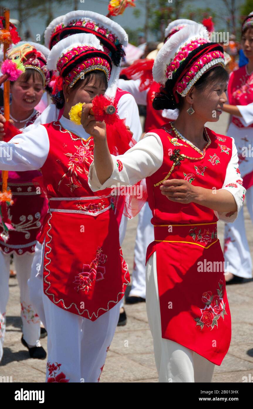 China: Bai women dancing at the Bai music and dance festival at Santa Si (Three Pagodas), Dali, Yunnan.  The Bai or Baip are one of the 56 ethnic groups officially recognized by the People's Republic of China. Bai people live mostly in the provinces of Yunnan (Dali area), and in neighboring Guizhou (Bijie area) and Hunan (Sangzhi area) provinces.  Dali is the ancient capital of both the Bai kingdom Nanzhao, which flourished in the area during the 8th and 9th centuries, and the Kingdom of Dali, which reigned from 937-1253. Dali is situated in a once significantly Muslim part of South China. Stock Photo