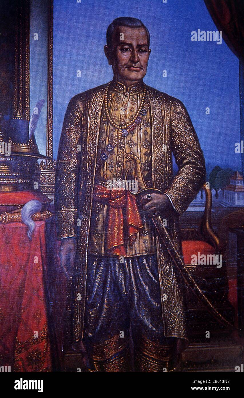 külotsiz chokkalab otirgan qiz