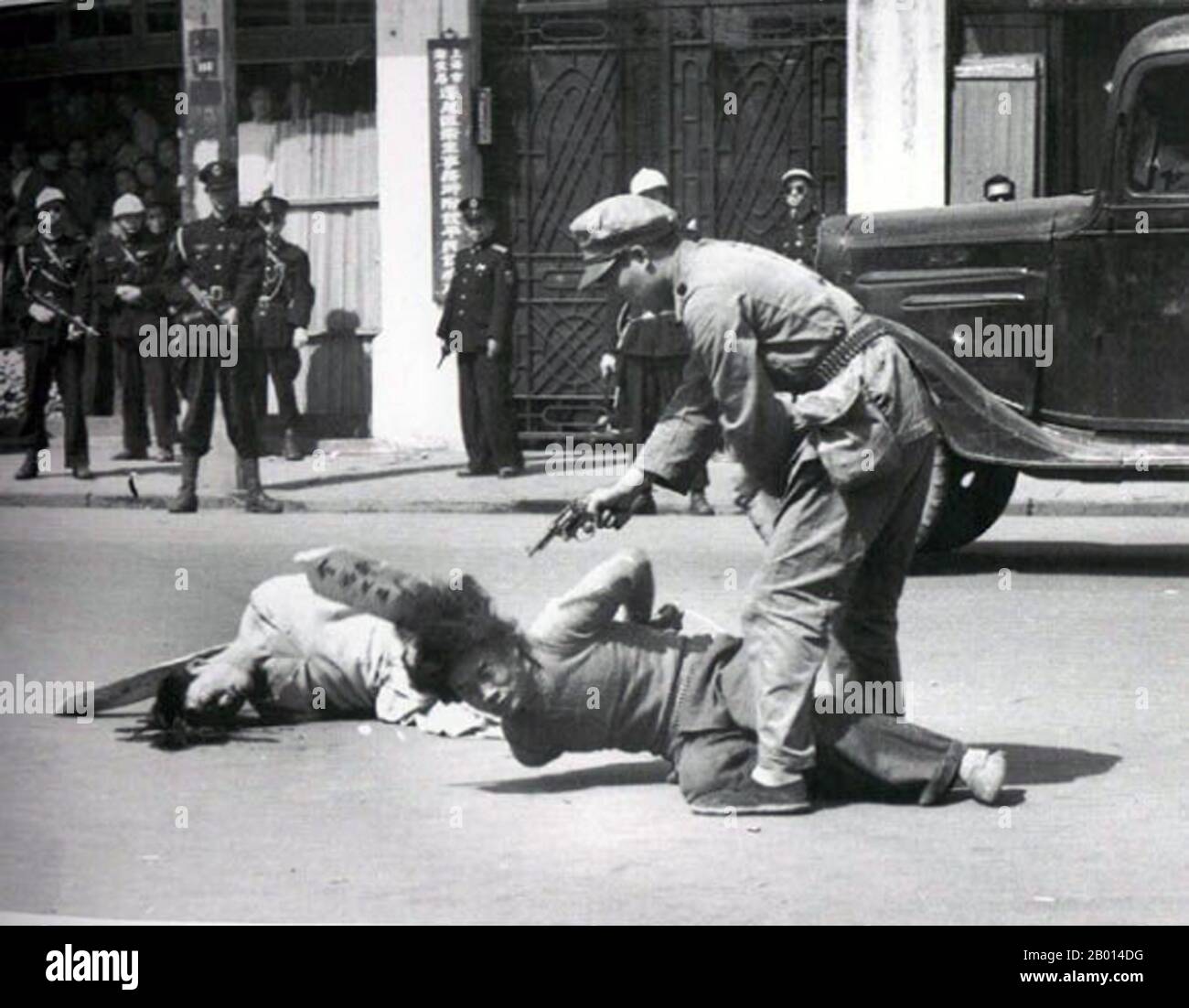 China: Suspected communists being executed by Guomindang and Green Gang forces during the 'White Terror', Shanghai, 1927.  In modern Chinese history, White Terror (Báisè Kǒngbù) describes a period of political suppression enacted by the Kuomintang party under the leadership of Chiang Kai-shek. It began in 1927 following the purge of the Communist Party of China in Shanghai.  On April 12, 1927, Chiang initiated a purge of Communists from the Shanghai Kuomintang and began large-scale killings in the 'Shanghai massacre of 1927'. Chiang's forces turned machine guns on 100,000 workers. Stock Photo