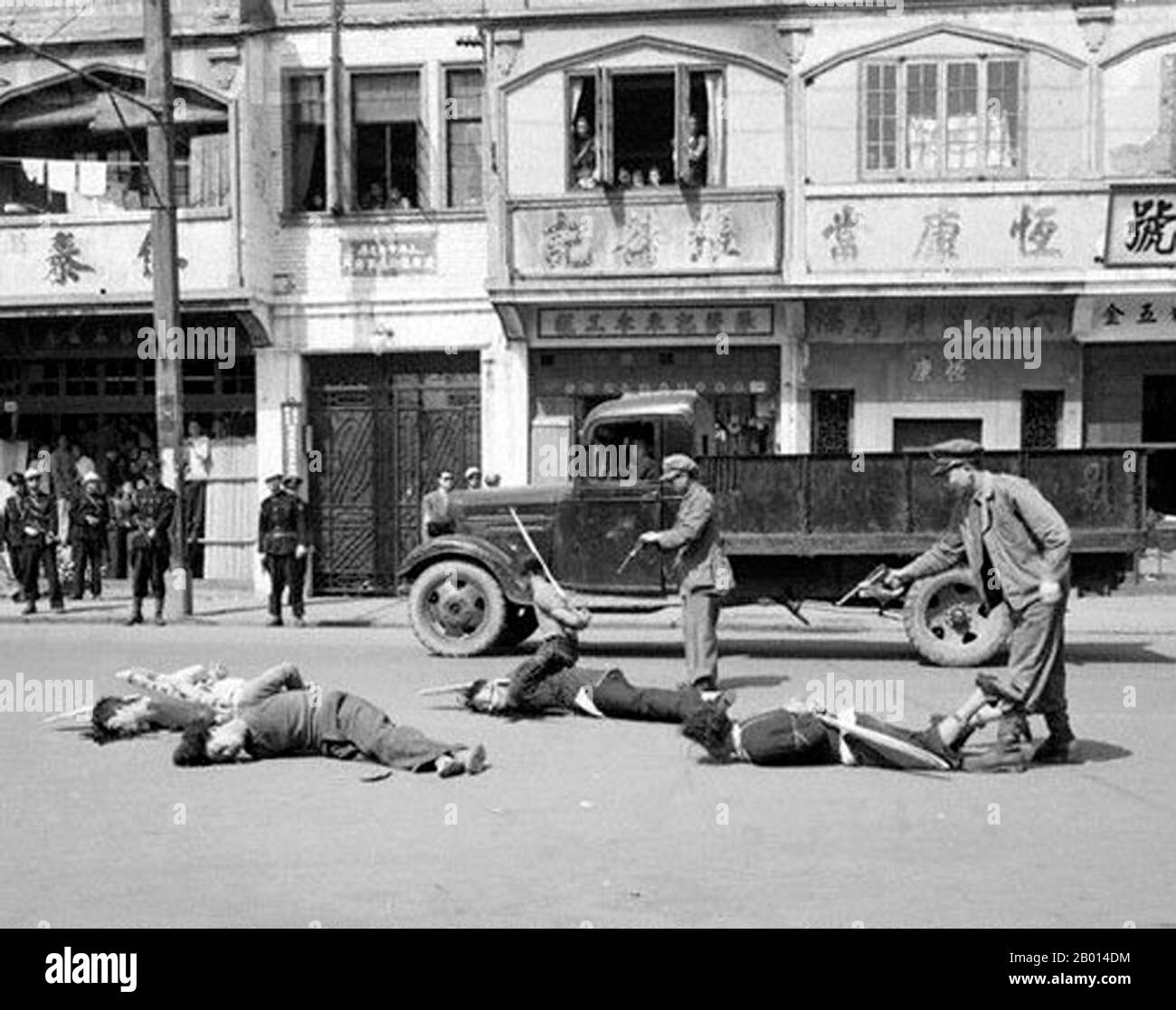 China: Suspected communists being executed by Guomindang and Green Gang forces during the 'White Terror', Shanghai, 1927.  In modern Chinese history, White Terror (Báisè Kǒngbù) describes a period of political suppression enacted by the Kuomintang party under the leadership of Chiang Kai-shek. It began in 1927 following the purge of the Communist Party of China in Shanghai.  On April 12, 1927, Chiang initiated a purge of Communists from the Shanghai Kuomintang and began large-scale killings in the 'Shanghai massacre of 1927'. Chiang's forces turned machine guns on 100,000 workers. Stock Photo