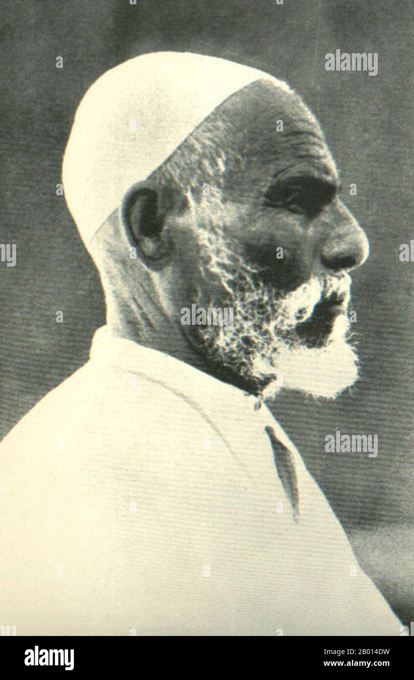 Libya: Omar Mukhtar (1862 - September 16, 1931), leader of Libyan resistance in Cyrenaica against Italian colonisation. Photo, c. 1930.  Omar Mukhtar (Umar al-Mukhtar), full name Omar Al-Mukhtar Muhammad Bin Farhat Al-Manifi, of the Mnifa Tribe was born in the small village of Janzour, near Tobruk in eastern Barqa (Cyrenaica) in Libya. Beginning in 1912, he organised and - for nearly twenty years - led native resistance to Italian colonisation of Libya. Italian Fascists captured and hanged him in 1931. He was also known as The Lion of the Desert, and to the Italians as Matari of the Mnifa. Stock Photo