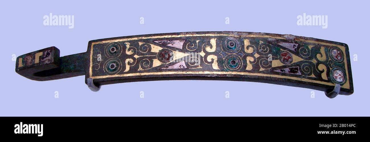 China: A belt hook inlaid with gold and silver, c. 2nd century BCE.  A belt hook inlaid with gold and silver, from either the late Warring States Period (403–221 BCE) or early Western Han Dynasty (208 BCE-8 CE). Stock Photo