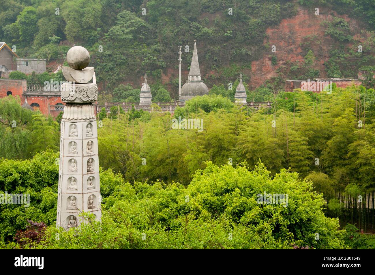 China: Stupas, Lingyun Shan (Towering Cloud Hill), Leshan, Sichuan Province.  The Oriental Buddha Park, close to Leshan's famous Grand Buddha (Da Fo), contains a varied collection of Buddha statues from all across Asia. Stock Photo