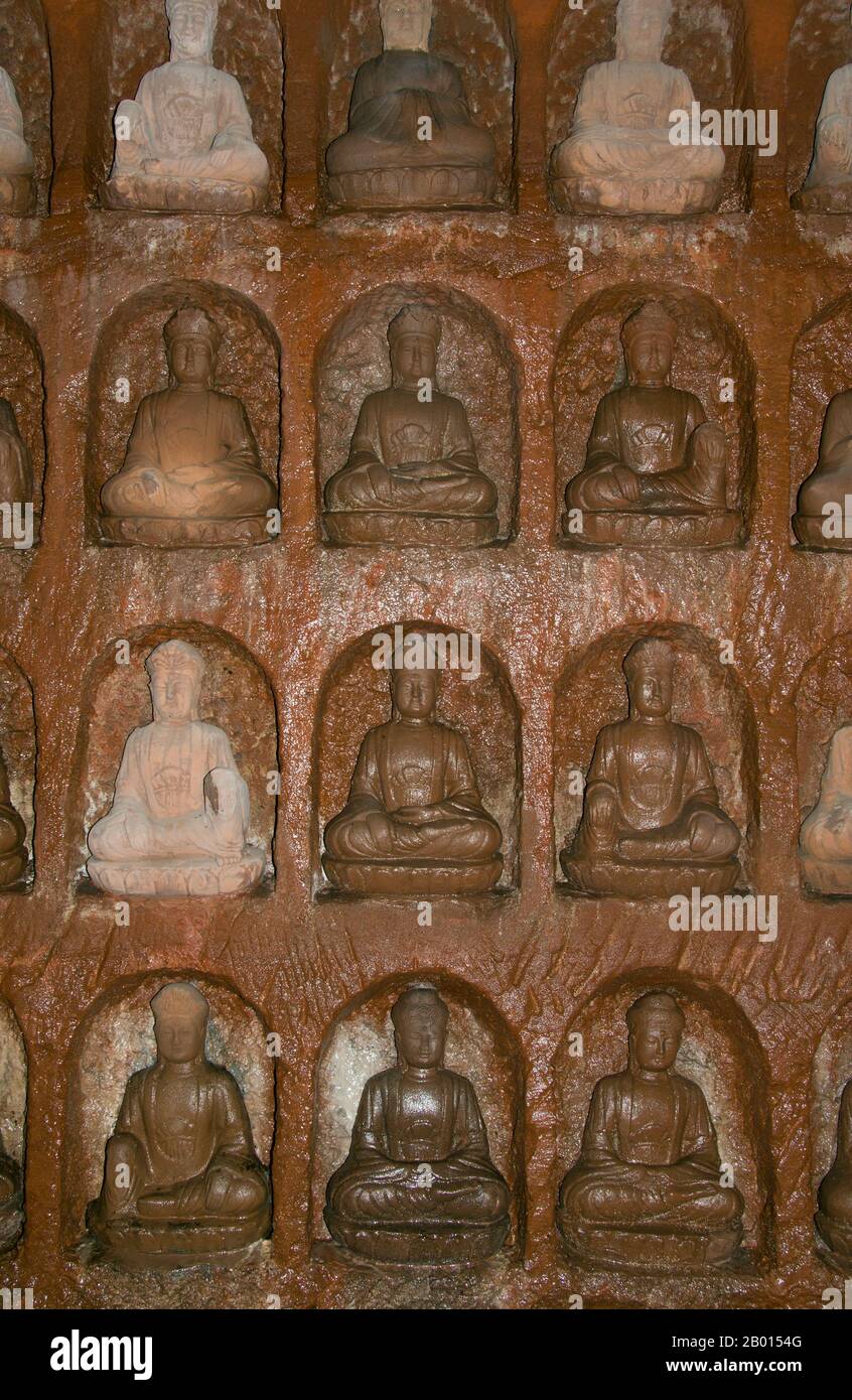 China: Thousand Buddha Cave, Oriental Buddha Park, Lingyun Shan (Towering Cloud Hill), Leshan, Sichuan Province.  The Oriental Buddha Park, close to Leshan's famous Grand Buddha (Da Fo), contains a varied collection of Buddha statues from all across Asia. Stock Photo