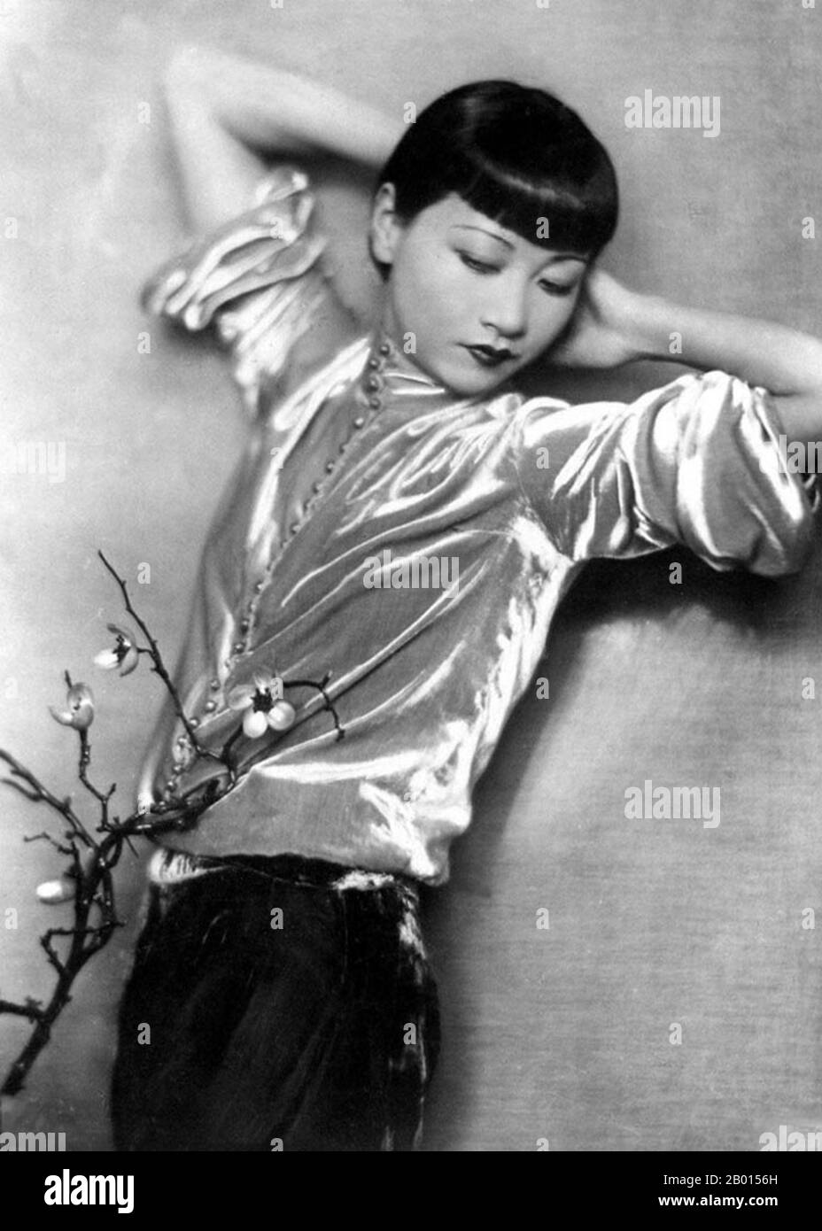 USA: Anna May Wong, Chinese-American movie star (January 3, 1905 – February 3, 1961), c. 1929-1930.  Anna May Wong was an American actress, the first Chinese American movie star, and the first Asian American to become an international star. Her long and varied career spanned both silent and sound film, television, stage, and radio.  Born near the Chinatown neighborhood of Los Angeles to second-generation Chinese-American parents, Wong became infatuated with the movies and began acting in films at an early age. Stock Photo