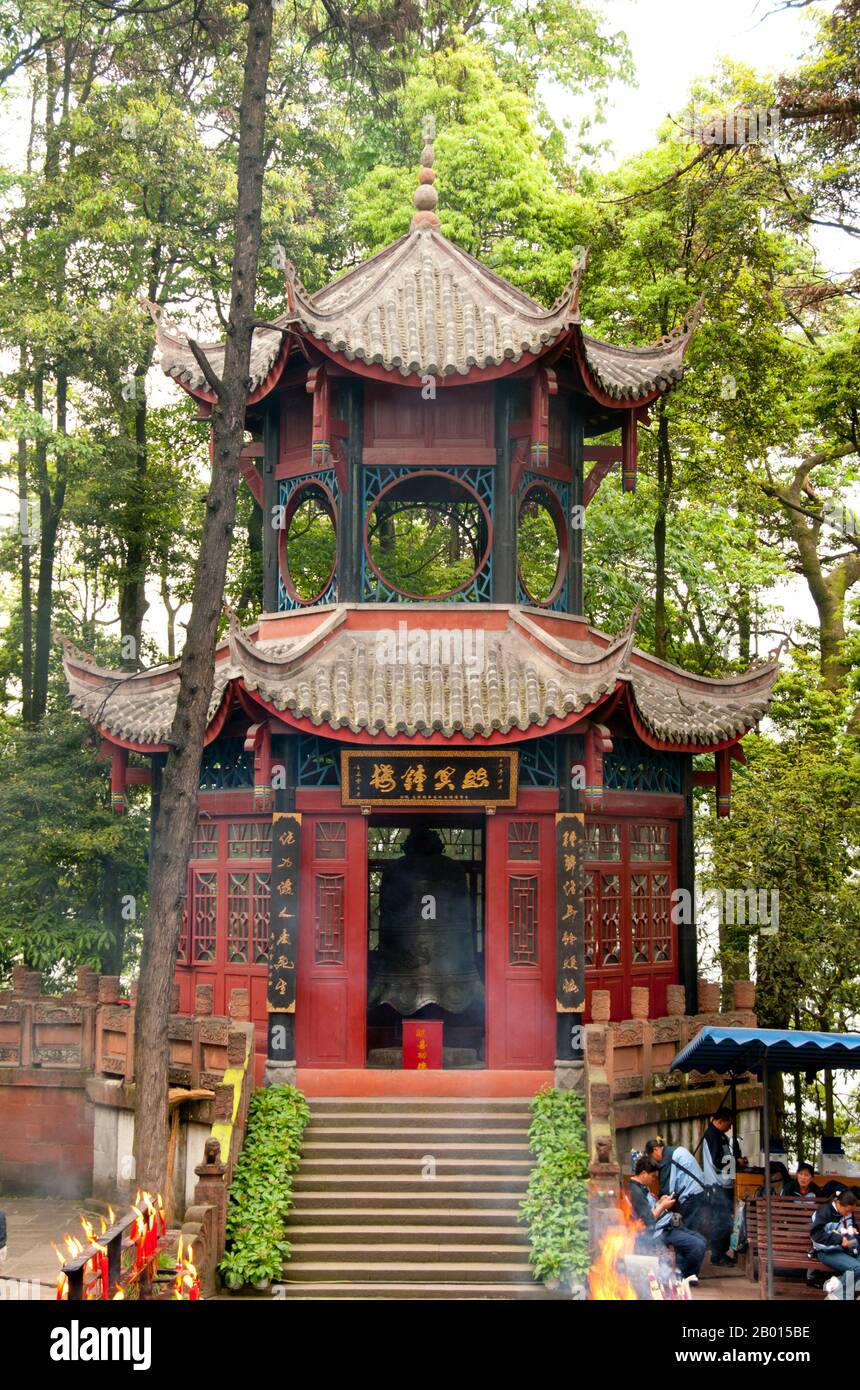 China: Pavilion at the front of Wannian Si (Long Life Monastery), Emeishan (Mount Emei), Sichuan Province.  Wannian Si (Long Life Temple) dates originally from the 4th century CE, but underwent major reconstruction in the 9th century. However, only one building remains from the Ming Dynasty (1601), the Brick Hall. This is the oldest temple on the mountain.  At 3,099 metres (10,167 ft), Mt. Emei is the highest of the Four Sacred Buddhist Mountains of China. The patron bodhisattva of Emei is Samantabhadra, known in Chinese as Puxian. Stock Photo