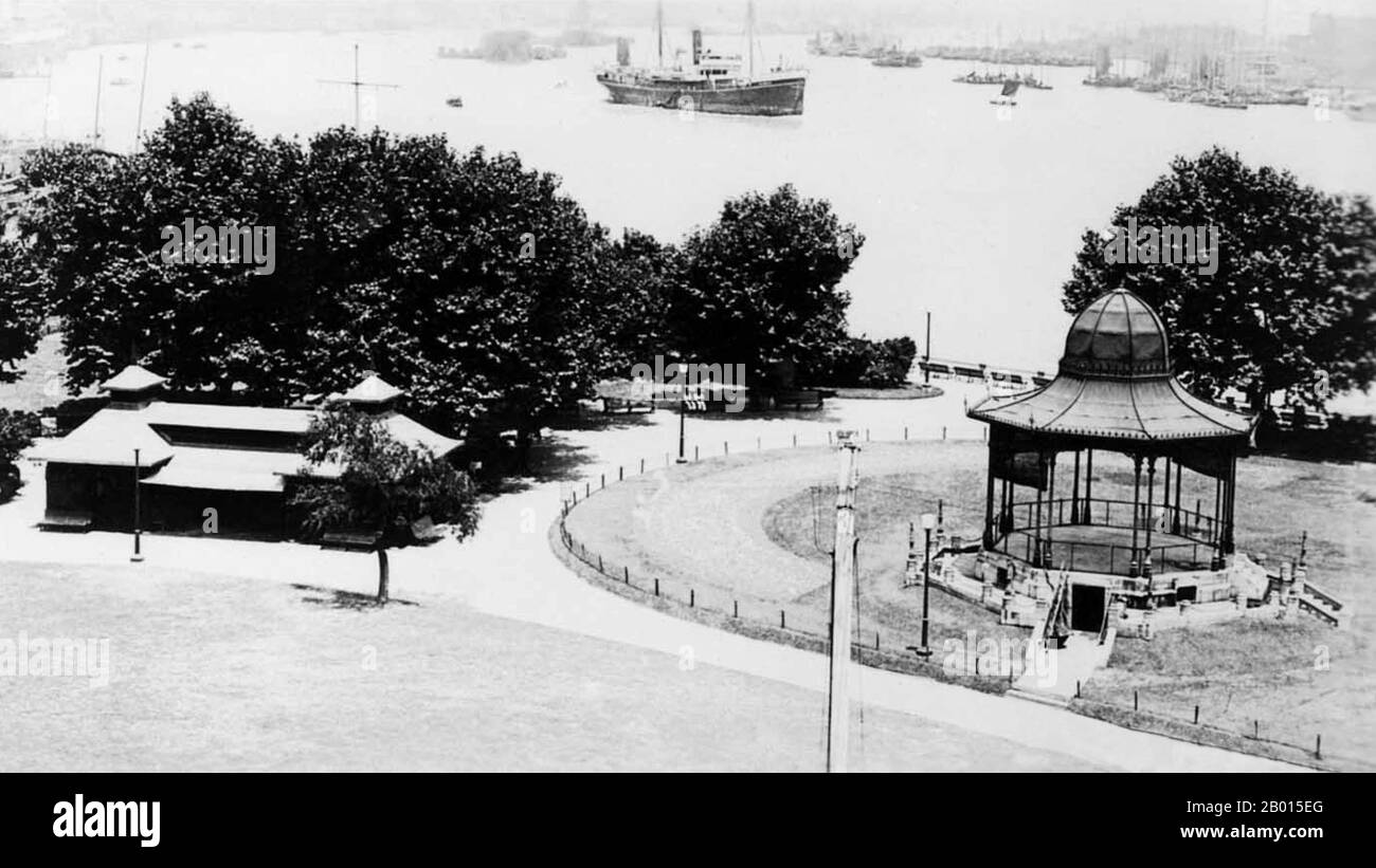 China: Shanghai - The Bund Gardens (Huangpu Park) and shipping on the Huangpu River, 1930.  Huangpu Park (Huángpǔ Gōngyuán) is the name of the triangular stretch of green at the northern end of the Bund in Shanghai, the oldest and smallest park of the city. It is the site of the high-rising Monument to the People's Heroes, commemorating those who helped to free China from foreign occupation, and the Bund Historical Museum, showing the history of the Bund in old photographs. The first park at this location was established in 1886 as Public Garden, the first park in China open to the public. Stock Photo