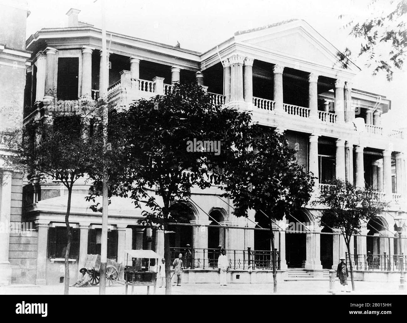 China: Shanghai - The (Old) Shanghai Club, 1902.  The original Shanghai Club was a three-storey red-brick building constructed by the British in 1861. The original Club was torn down and rebuilt in 1910 with reinforced concrete in a neo-classical design. The large first floor dining room had black and white marble flooring, while the entrance staircase used imported white Sicilian marble.  The club was a British men's club and was the most exclusive club in Shanghai during the heyday of the 1920s and 1930s. The membership fee was $125 and monthly dues were $9. Stock Photo