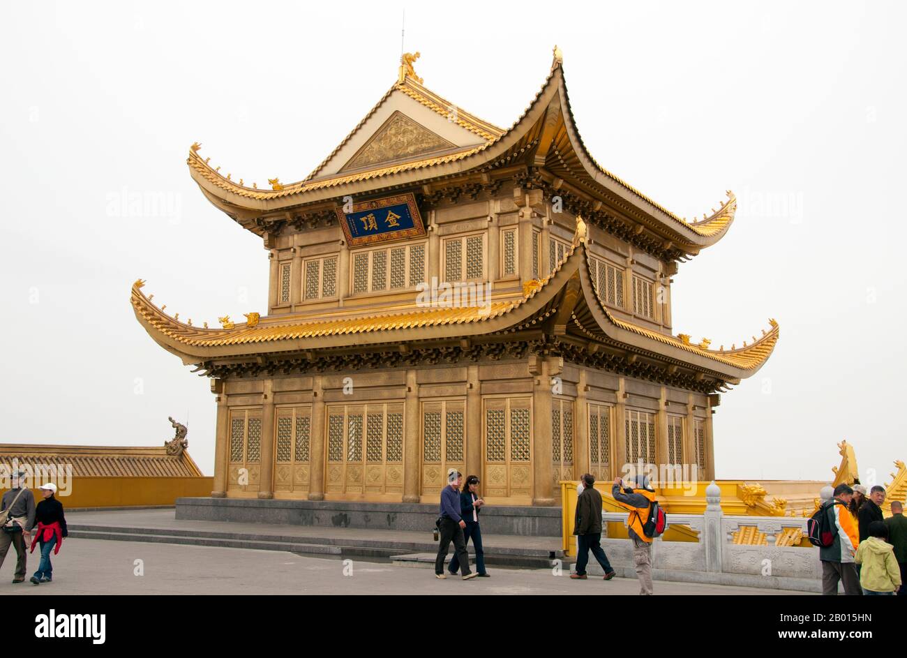 China: Huazang Temple, Golden Summit (Jin Ding), Emeishan (Mount Emei), Sichuan Province.  At 3,099 metres (10,167 ft), Mt. Emei is the highest of the Four Sacred Buddhist Mountains of China. The patron bodhisattva of Emei is Samantabhadra, known in Chinese as Puxian. 16th and 17th century sources allude to the practice of martial arts in the monasteries of Mount Emei. Stock Photo