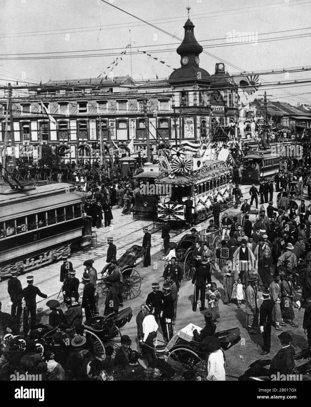 Japan: A crowded Tokyo street scene, 23 November 1905.  By the turn of the 20th century Tokyo was already a busy, developing city with a large population and heavy traffic including street trams. Stock Photo