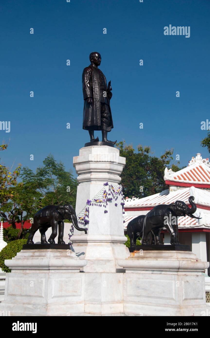 Thailand: Rama II statue at Wat Arun (Temple of Dawn), Bangkok.  Phra Bat Somdet Phra Poramenthramaha Isarasundhorn Phra Buddha Loetla Nabhalai, or Rama II (24 February 1767 – 21 July 1824), was the second monarch of Siam under the House of Chakri, ruling from 1809-1824. In 1809, Isarasundhorn succeeded his father Buddha Yodfa Chulaloke, the founder of Chakri dynasty, as Buddha Loetla Nabhalai the King of Siam. His reign was largely peaceful, devoid of major conflicts. His reign was known as the 'Golden Age of Rattanakosin Literature'. Stock Photo