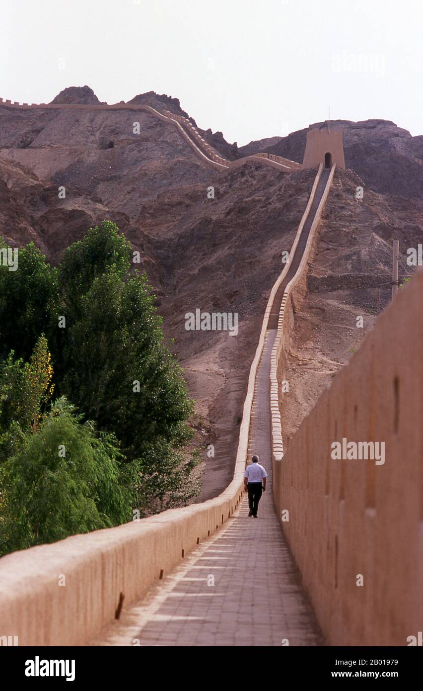 China: The Overhanging Great Wall (Xuanbi Changcheng) 8 km northwest of Jiayuguan Fort marks the western edge of the Great Wall of China.  The Overhanging Great Wall (Xuanbi Changcheng) was built during the Ming Dynasty (1368-1644).  Jiayuguan, the ‘First and Greatest Pass under Heaven’, was completed in 1372 on the orders of Zhu Yuanzhang, the first Ming Emperor (1368-1398), to mark the end of the Ming Great Wall. It was also the very limits of Chinese civilisation, and the beginnings of the outer ‘barbarian’ lands. Stock Photo