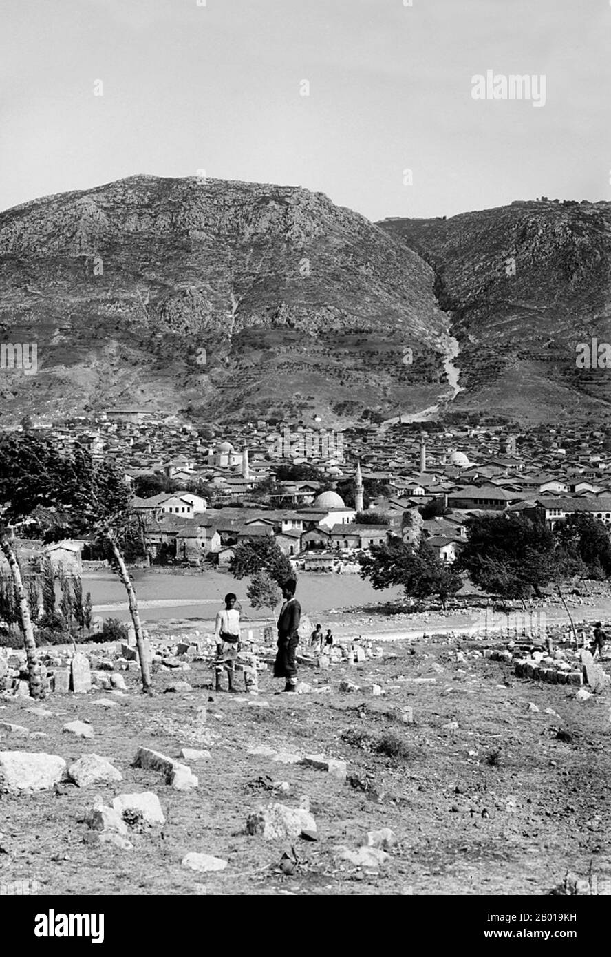 Turkey: Antioch (Antakya) and Mount Silpius (Habib Neccar) from the west, c. 1910.  Mount Habib Neccar and the city walls which climb the hillsides symbolise Antakya, making the city a formidable fortress built on a series of hills running north-east to south-west. Antakya was originally centred on the east bank of the river.  Since the 19th century, the city has expanded with new neighbourhoods built on the plains across the river to the south-west, and four bridges connect the old and new cities. Both Turkish and Arabic are still widely spoken in Antakya. Stock Photo