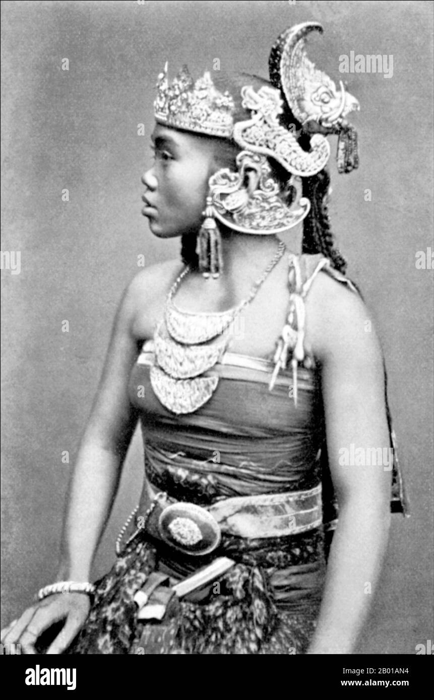 Indonesia: A Javanese srimpi dancer at the court of the Sultan of Surakarta (Solo) in central Java, c. 1904.  Javanese dance comprises the dances and art forms created and influenced by Javanese culture. Javanese dance is usually associated with courtly, refined and sophisticated culture of the Javanese kratons, such as the Bedhaya and Srimpi dance. However, in a wider sense, Javanese dance also includes the dances of Javanese commoners and villagers such as Ronggeng, Tayub, Reog, and Kuda Lumping. Stock Photo
