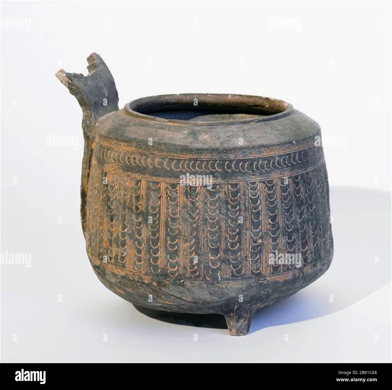 Vietnam: Tripod vessel with handle, incised pattern encrusted with red pigment, Dong Son Culture, c. 500-100 BCE.  Đông Sơn was a prehistoric Bronze Age culture in Vietnam centered on the Red River Valley of northern Vietnam. At this time the first Vietnamese kingdoms of Văn Lang and Âu Lạc appeared. Its influence flourished in other neighbouring parts of Southeast Asia from about 500 BCE to 100 CE. Stock Photo