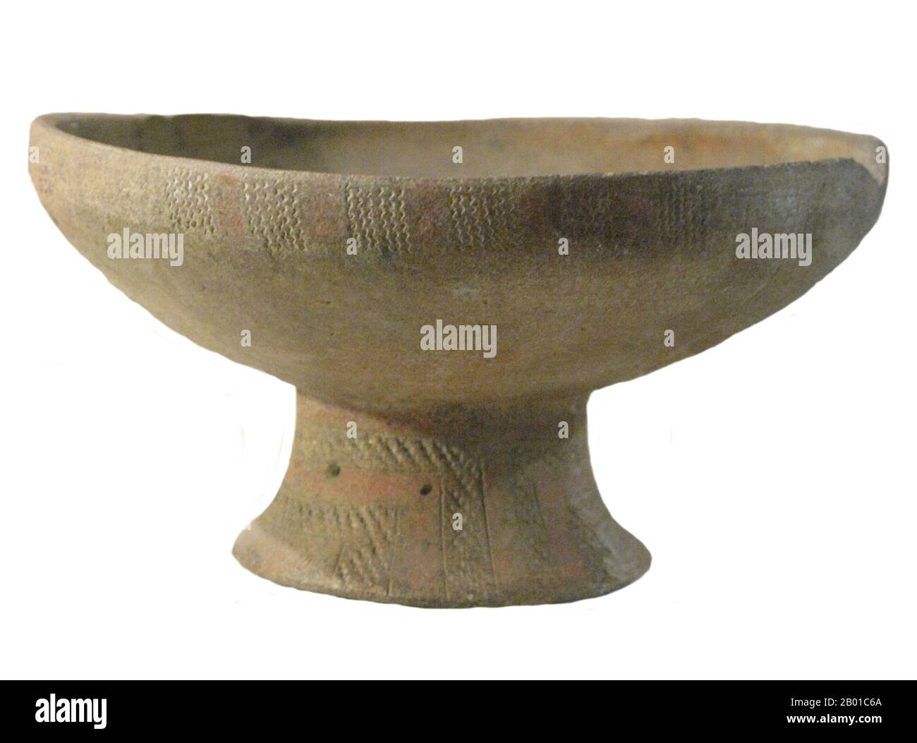 Vietnam: Pottery fruit bowl, Sa Huynh Culture, c. 1000 BCE - 200 CE.  The Sa Huỳnh culture (Vietnamese: Văn hóa Sa Huỳnh) was a culture in central and southern Vietnam that flourished between c. 1000 BCE and 200 CE. Archaeological sites from the culture have been discovered from the Mekong Delta to just south of the Tonkin region. The Sa Huynh were most likely the predecessors of the Cham people, the founders of the kingdom of Champa.  The site at Sa Huynh was discovered in 1909. Sa Huynh sites were rich in locally-worked iron artefacts, typified by axes, swords, spearheads, knives and sickles Stock Photo