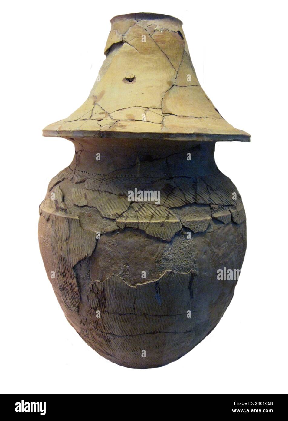 Vietnam: Pottery Burial jar, Sa Huynh Culture, c. 1000 BCE - 200 CE.  The Sa Huỳnh culture (Vietnamese: Văn hóa Sa Huỳnh) was a culture in central and southern Vietnam that flourished between c. 1000 BCE and 200 CE. Archaeological sites from the culture have been discovered from the Mekong Delta to just south of the Tonkin region. The Sa Huynh were most likely the predecessors of the Cham people, the founders of the kingdom of Champa.  The Sa Huynh culture cremated adults and buried them in jars covered with lids, a practice unique to the culture. Stock Photo