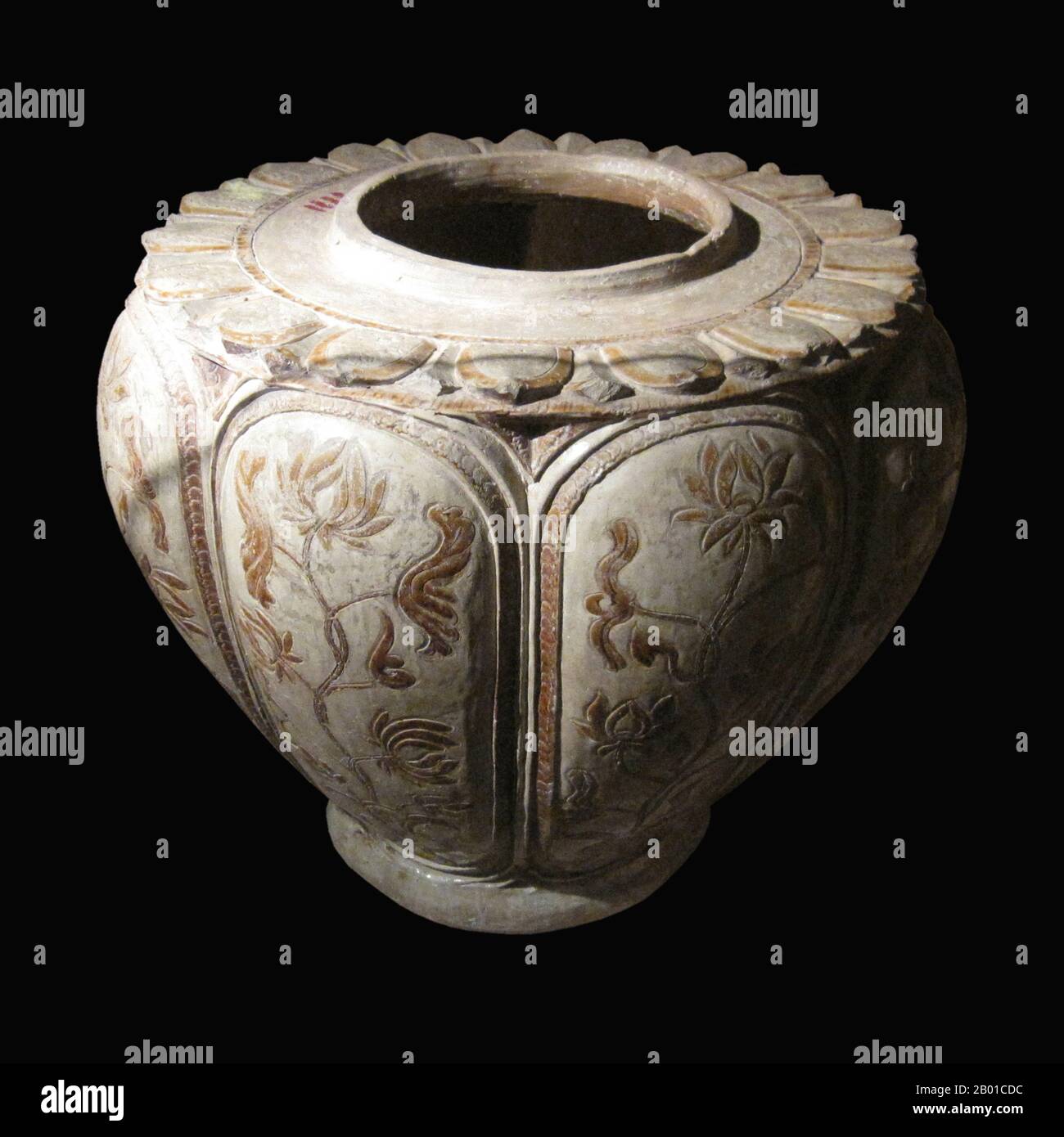 Vietnam: A jar with lotus and chrysanthemum motifs, patterned brown glaze ceramic, Trần Dynasty, Nam Định province, 13th-14th century. National Museum of Vietnamese History, Hanoi. Photo by Gryffindor - Jbarta (CC BY-SA 3.0 License). Stock Photo