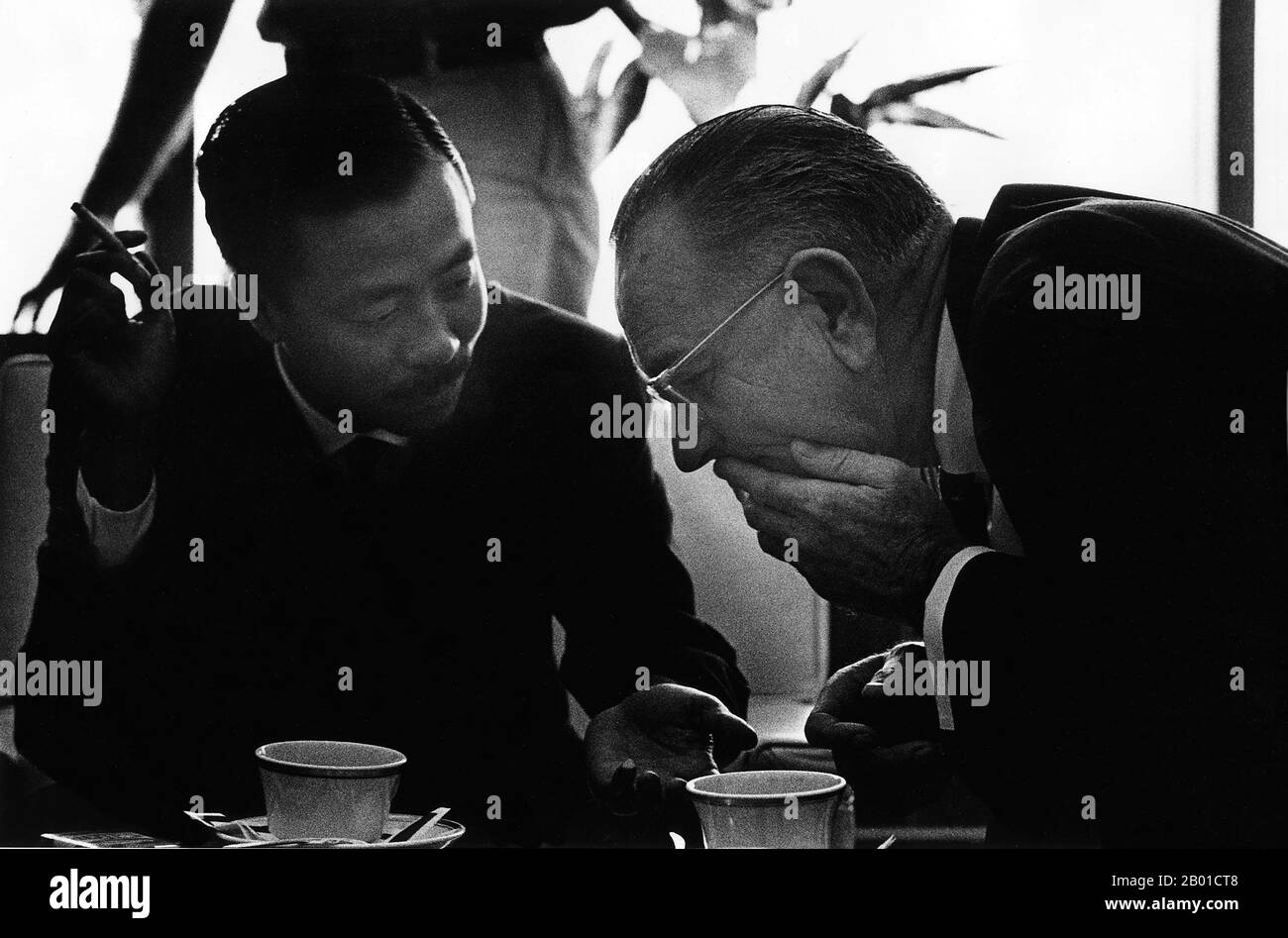 Vietnam/USA: Nguyen Cao Ky (8 September 1930 - 23 July 2011), Prime Minister of South Vietnam, confers with US President Lyndon Baines Johnson (27 August 1908 - 22 January 1973), Hawaii, 8 February 1966.  Nguyễn Cao Kỳ served as the Chief of the Vietnam Air Force in the 1960s, before leading the nation as the Prime Minister of South Vietnam in a military junta from 1965 to 1967. Then, until his retirement from politics in 1971, he served as Vice President to General Nguyễn Văn Thiệu, in a nominally civilian administration. Stock Photo