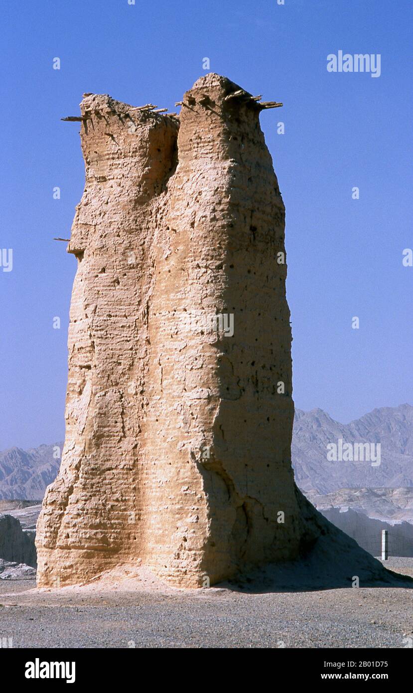 China: The Kizilgah Beacon Tower west of Kuqa, Xinjiang Province.  The Kizilgah Beacon Tower is about 6km west of Kuqa. This imposing structure, dating from the Han Dynasty (206 BCE - 220 CE), marks an antique Chinese garrison point on the former Northern Silk Road. Stock Photo