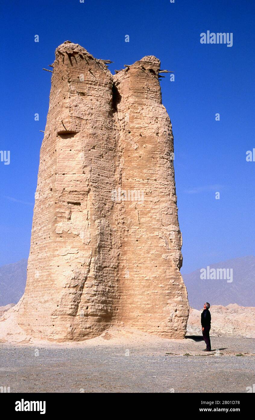 China: The Kizilgah Beacon Tower west of Kuqa, Xinjiang Province.  The Kizilgah Beacon Tower is about 6km west of Kuqa. This imposing structure, dating from the Han Dynasty (206 BCE - 220 CE), marks an antique Chinese garrison point on the former Northern Silk Road. Stock Photo