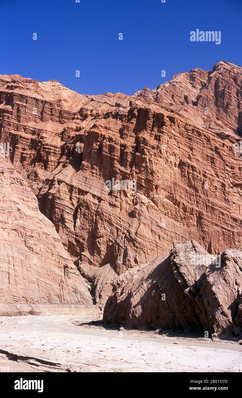 China: Yanshui Gou or ‘Saltwater Gulley’ near Kuqa, Xinjiang Province.  Yanshui Gou or ‘Saltwater Gulley’ is an extraordinary landscape of eroded rock formations near Kuqa and on the way to the Kizil Thousand Buddha Caves. Stock Photo